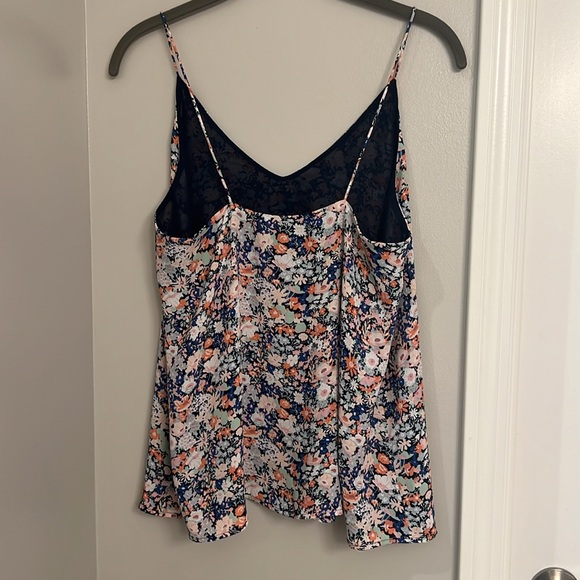 Loft pretty floral top size XS NWT❤️ - Picture 3 of 4